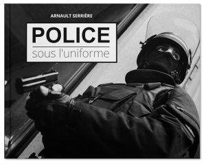 Police sous l'uniforme, beau livre photo d'Arnault Serrière, couverture