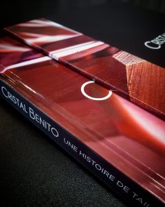 Cristal Benito, Une histoire de taille