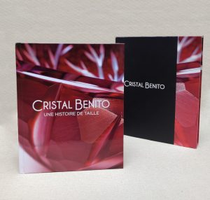 Cristal Benito, Une histoire de taille